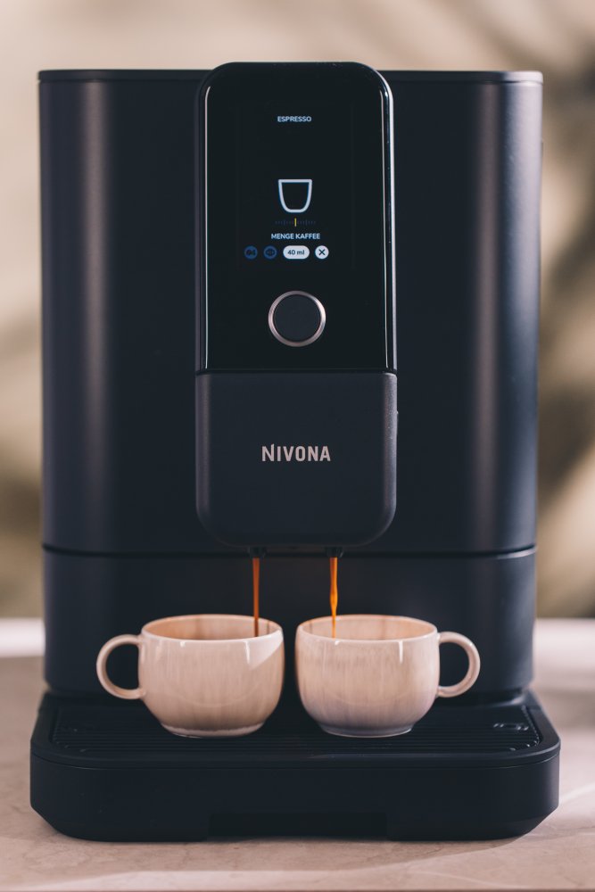 Černá NIVO 8101 při přípravě dvou espress