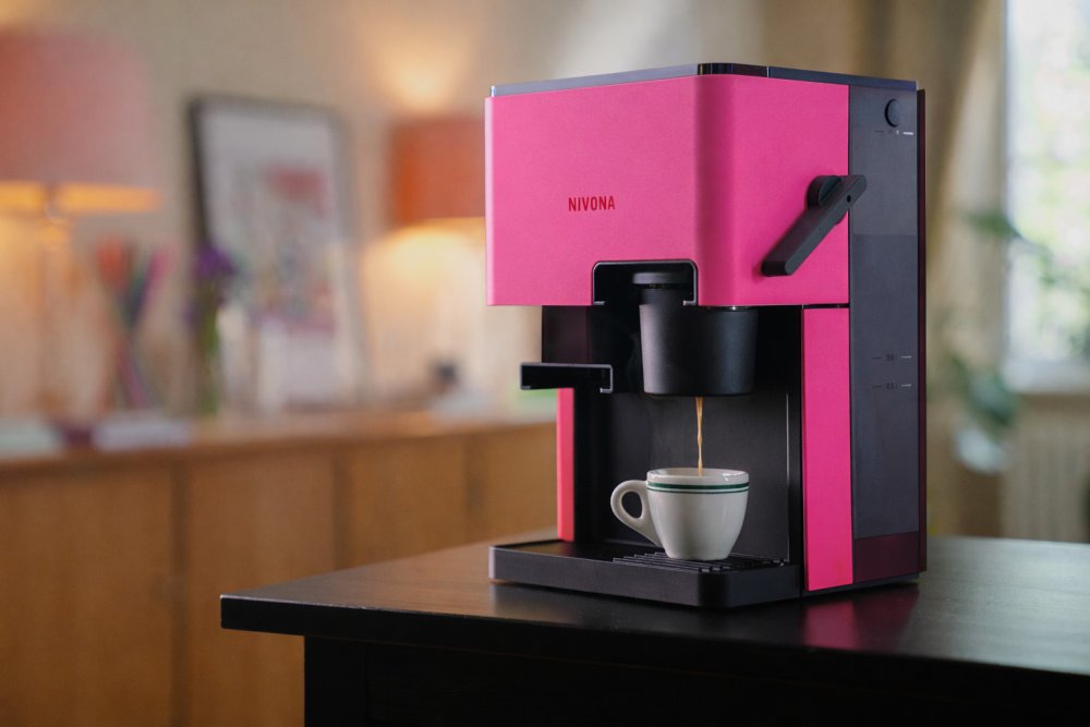 CUBE 4 Pink při každodenní přípravě kávy
